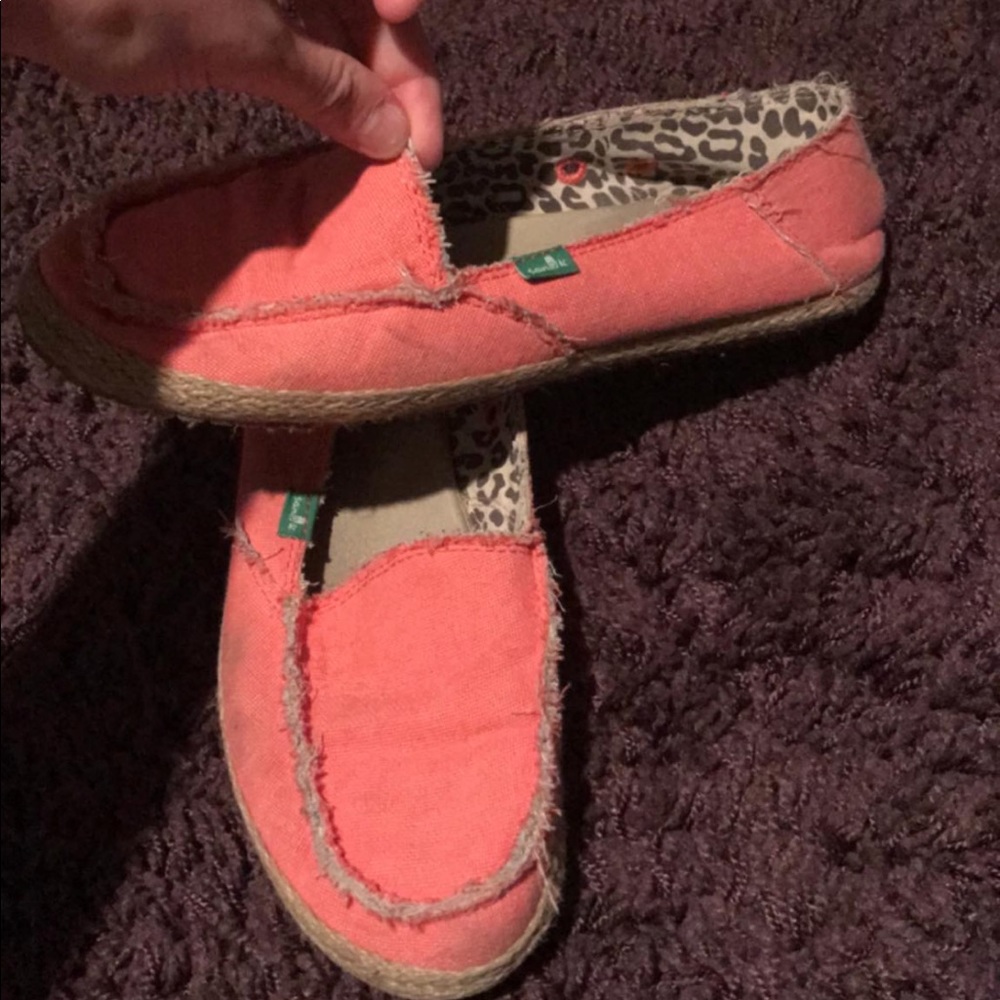 Barely worn Sanuks